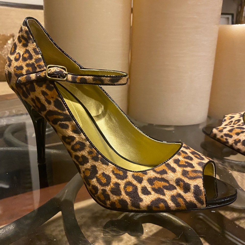 Guess Animal print  Peep-toe